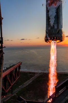 The image shows the SpaceX Starship Super Heavy Booster