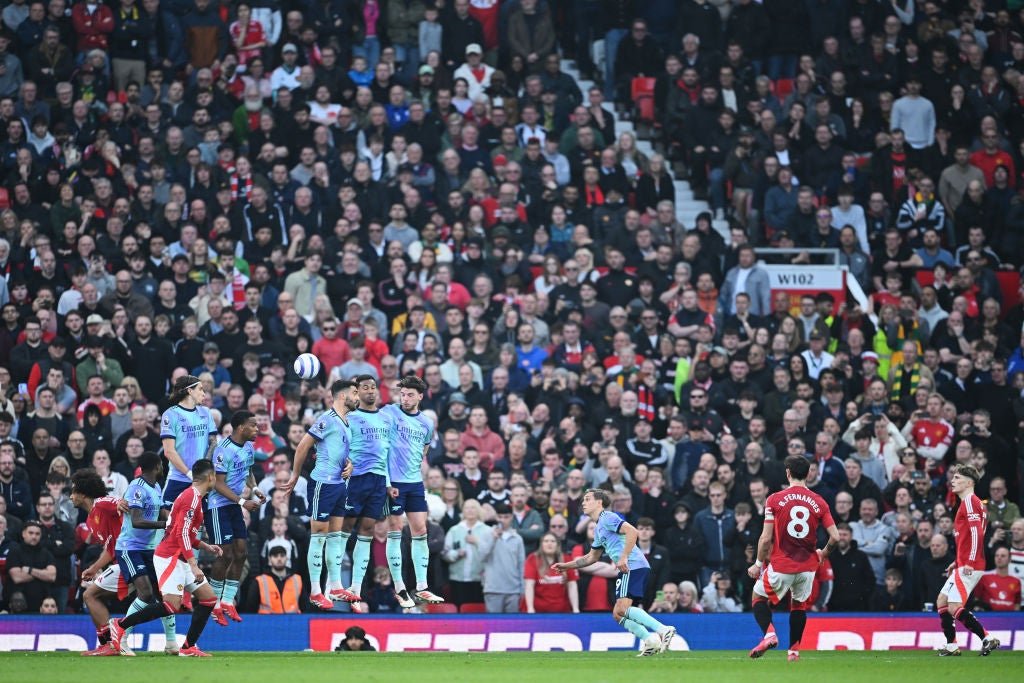 Bruno Fernandes whips a free kick into the Arsenal target