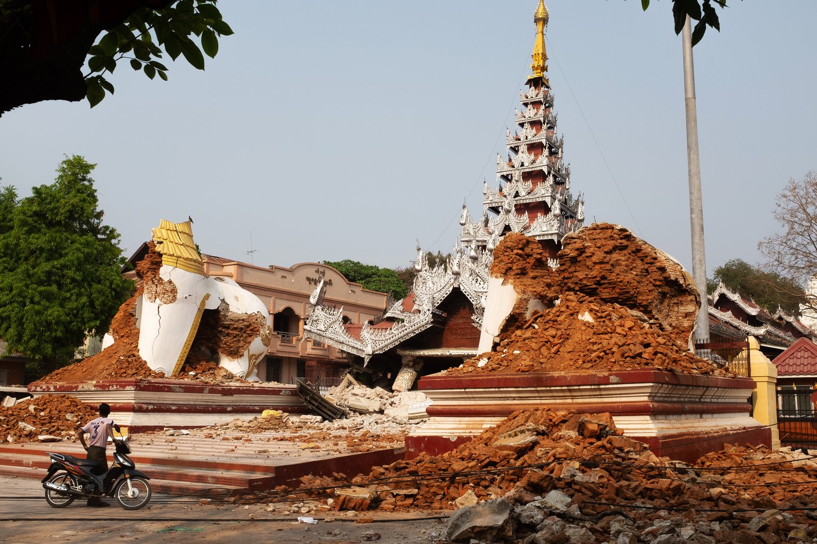 Myanmar declares emergency after earthquake of 7.7 size