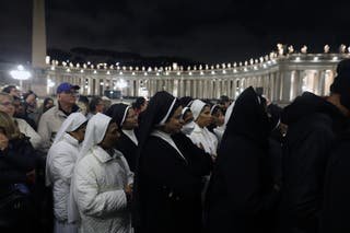 Nuns is running on St. Peters Square to Pay Pope Francis Body