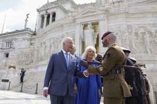Charles and Camilla visit the tomb to the unknown soldier (Andrew Parsons/Pa)