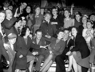 Ve Day -ejrings at the east end of London (Pa)
