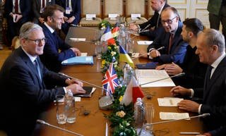 Ukraine's President Volodymyr Zelensky (2nd r) greets Britain's Prime Minister Keir Stormmer (L), France's President Emmanuel Macron (2. President of the President of the President of the President of the President of the President of the President of the President of the President of the President of Kiss in Kyive, in Kyiv 10, 2025