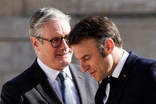 France's President Emmanuel Macron welcomes Britain's Prime Minister Keir Stormer when he arrives at a summit for 'Coalition of the Willing' at Elysee Palace