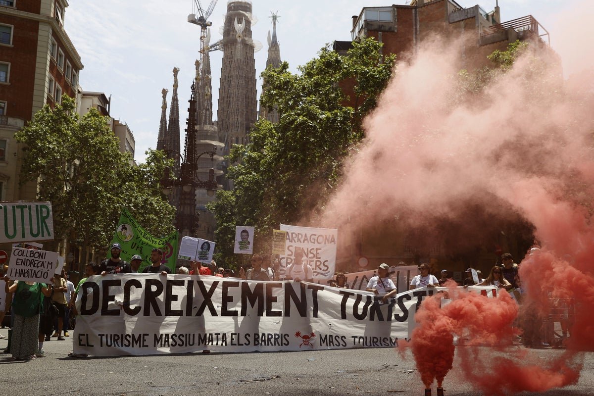 European Overtourism -Protests: Barcelona -turists prayed with water guns and smoke bombs turned off