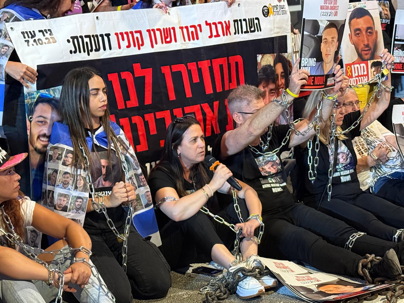 The families of hostages and released hostage chain themselves in front of government offices when Netanyahu met with the cabinet