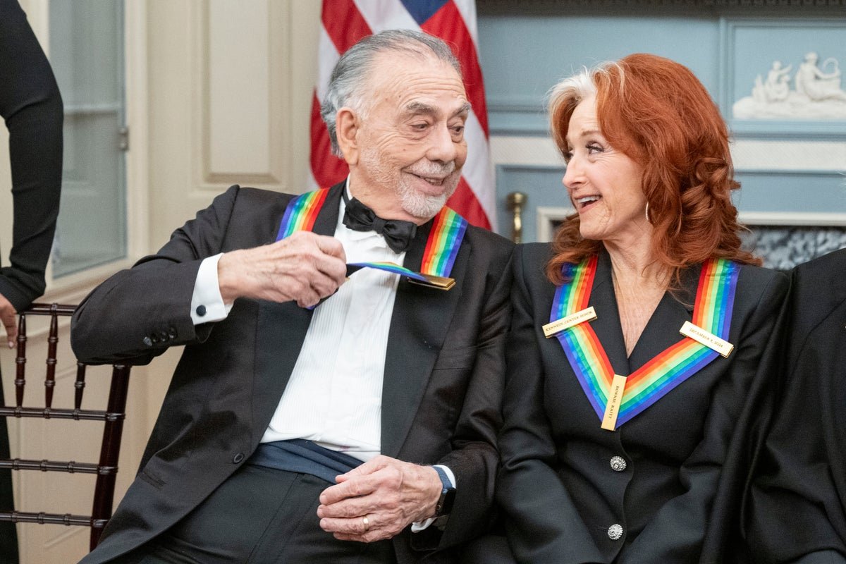 The family who made the Kennedy Center -medals in their kitchen table space have been dropped by Trump as he sees new tiffany -design
